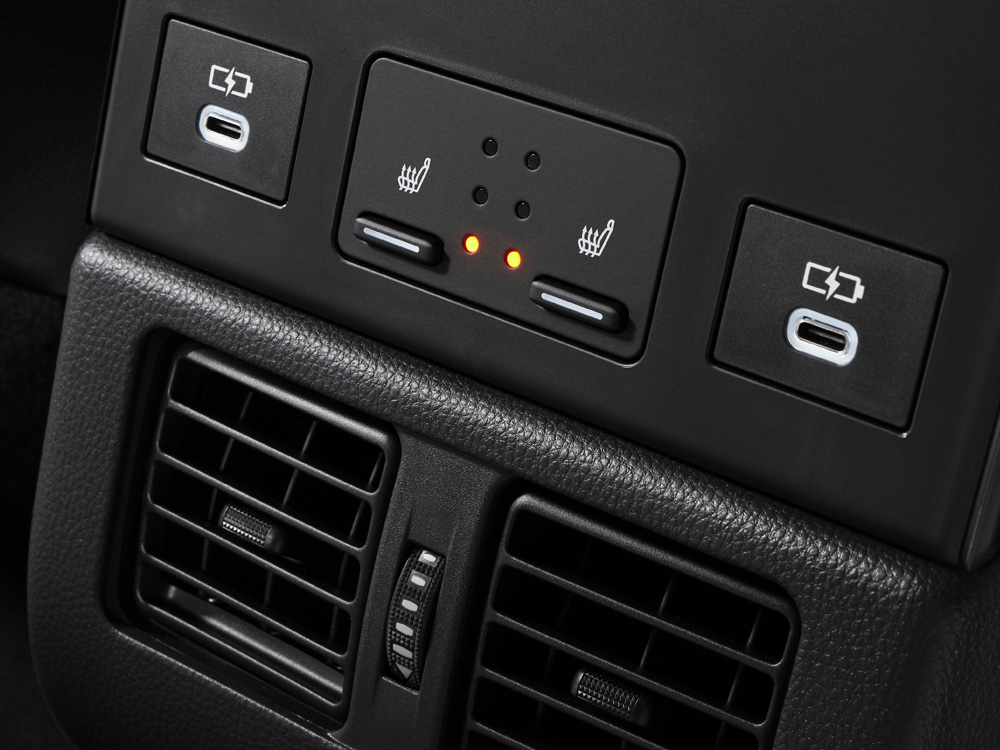 Subaru Solterra 2023 Sièges arrière chauffants, bouches de ventilation et ports USB