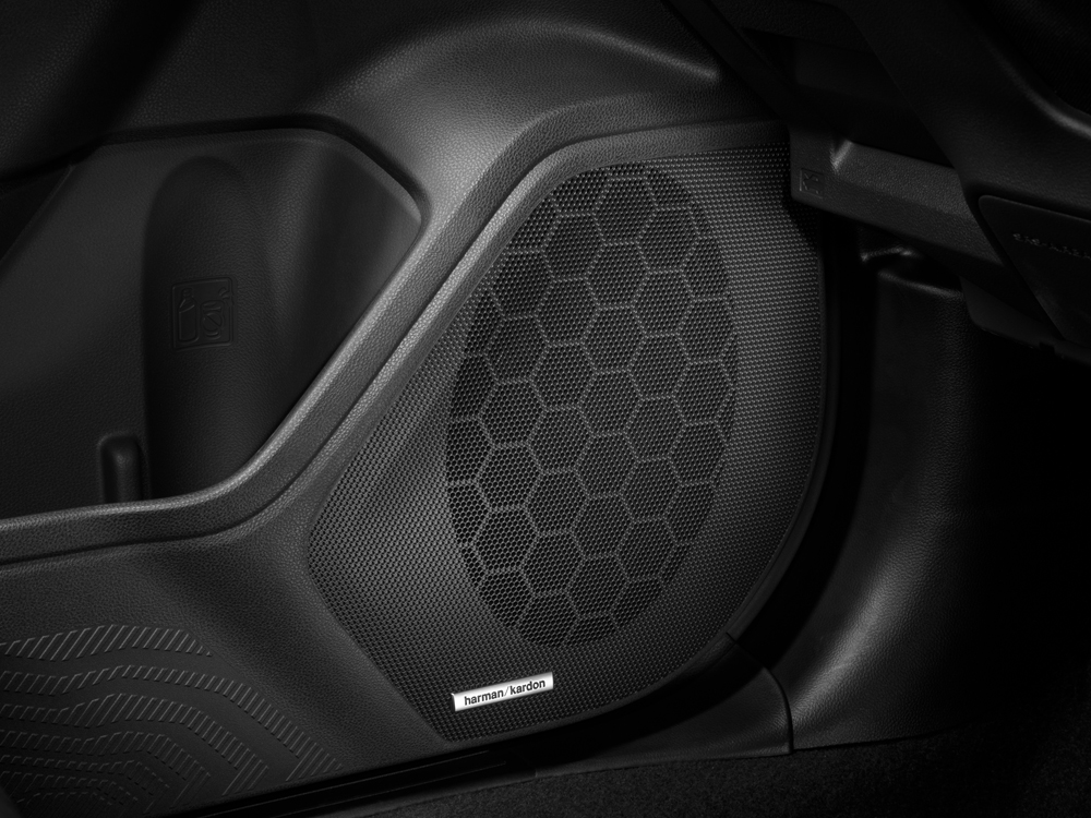 Plan rapproché d’un haut-parleur Harman KardonMD disponible sur les Forester Sport, Limited et Premier 2026.